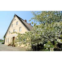 2800_8433 Bauernhaus, Wohngebäude an einer Strasse im Alten Land - Obstbaum am Strassenrand. | Fruehlingsfotos aus der Hansestadt Hamburg; Vol. 2